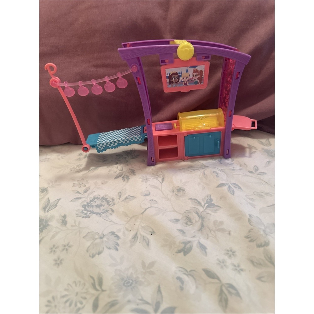 Polly Pocket Grill and Chill‎ Play Set - One Doll And Some Accessories